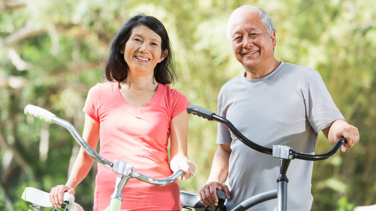 asian-couple-smiling-with-bikes