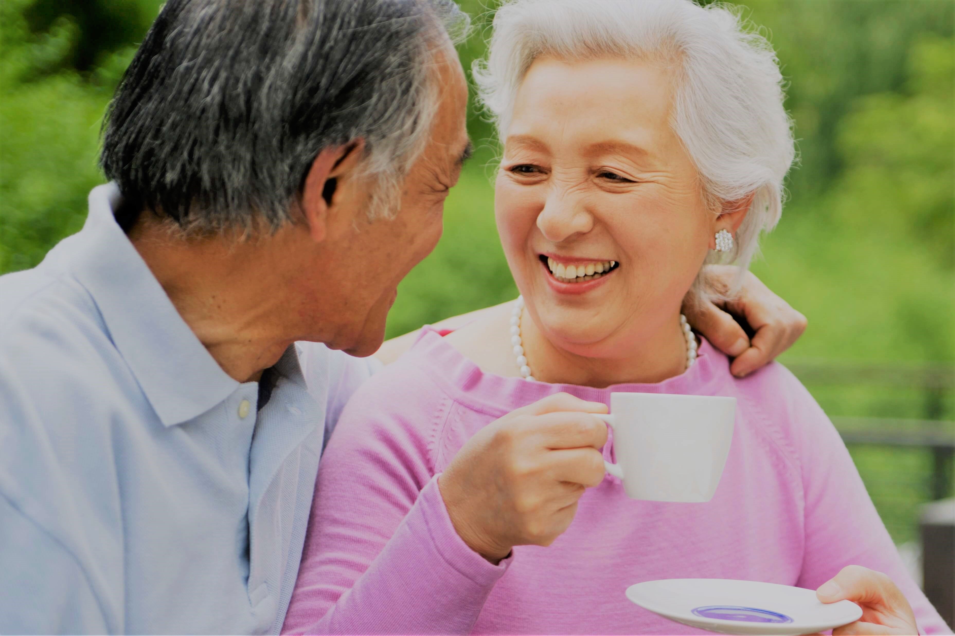 dysphagia-elderly-couple-having-tea-outdoors