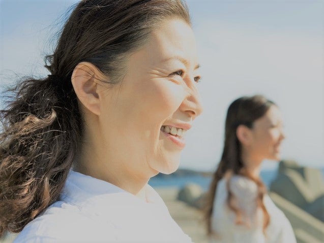 asian-mother-looking-at-sea-with-daughter