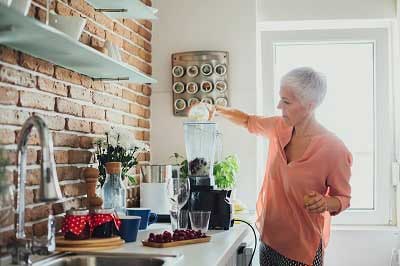 woman making smoothie